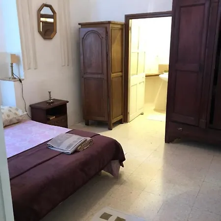 Logis Dans La Catiche De Loutre, Maison Medievale *