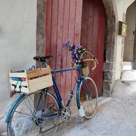 Logis Dans La Catiche De Loutre, Maison Medievale *