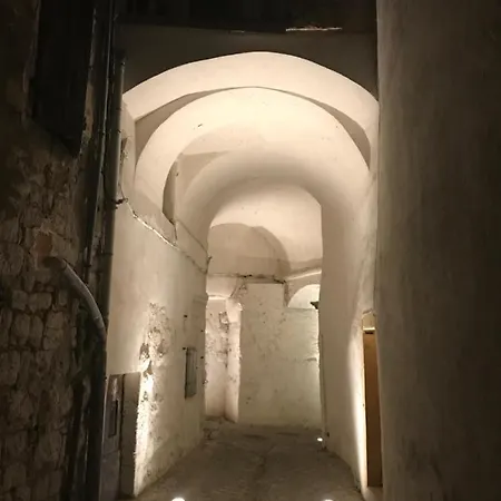 Logis Dans La Catiche De Loutre, Maison Medievale *