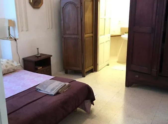 Logis Dans La Catiche De Loutre, Maison Medievale *