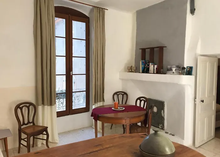 Logis Dans La Catiche De Loutre, Maison Medievale *