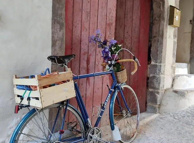 Logis Dans La Catiche De Loutre, Maison Medievale *