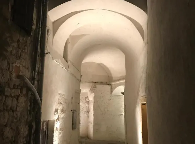Logis Dans La Catiche De Loutre, Maison Medievale *